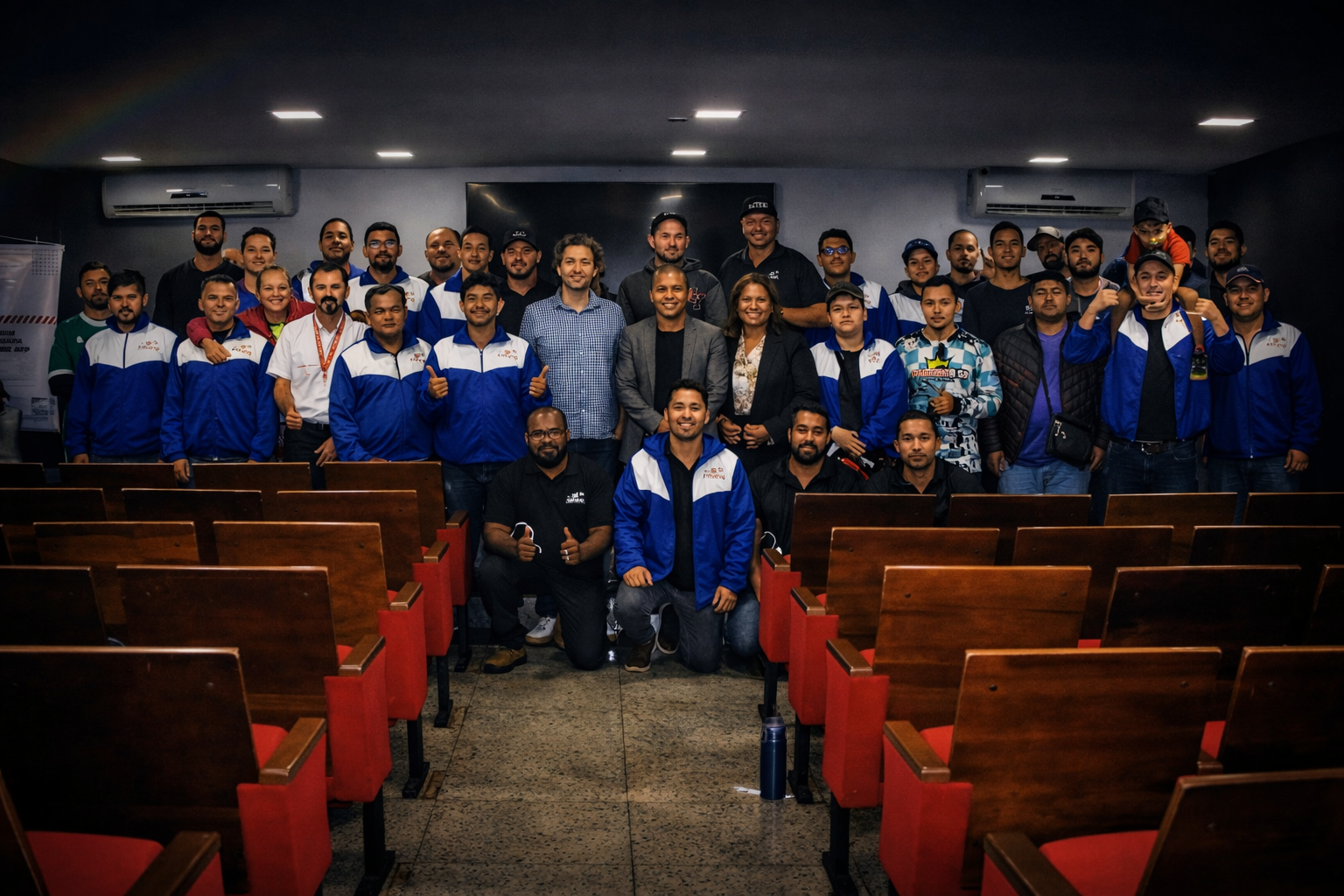 Grupo reunido em um auditório durante encontro comunitário